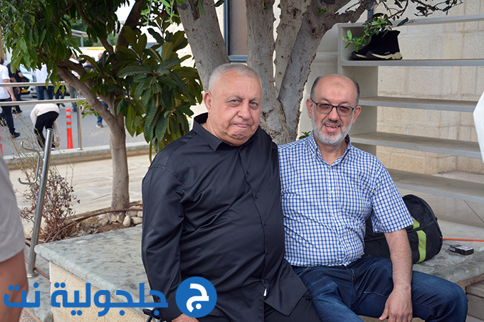 اهالي جلجولية يؤدون صلاة عيد الاضحى في ساحة مسجد الروضة في جلجولية 